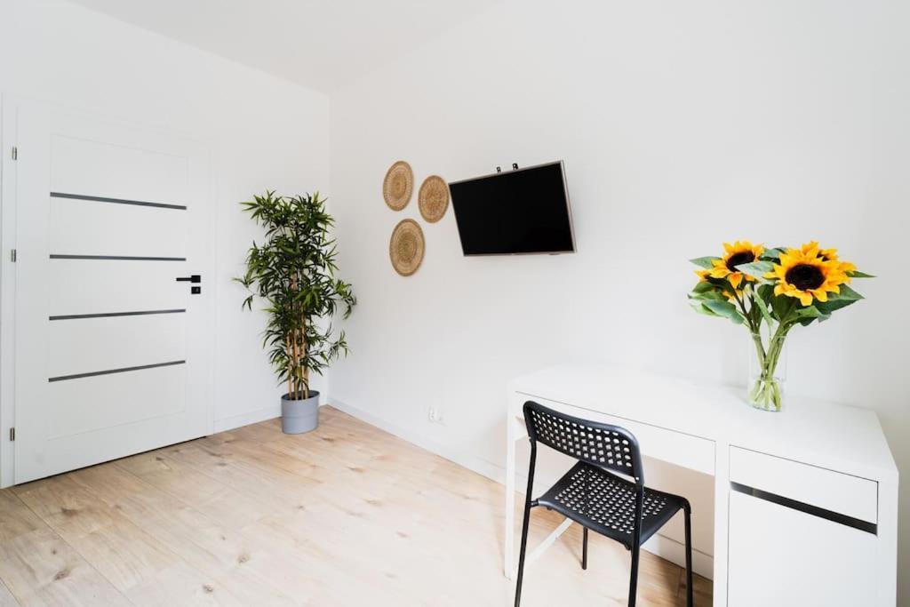 City Center - 3 Rooms - New Building - Private Parking Place - Garage Wrocław Eksteriør billede