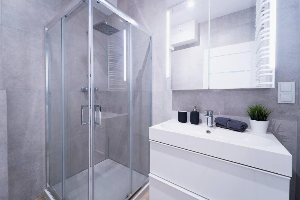 City Center - 3 Rooms - New Building - Private Parking Place - Garage Wrocław Eksteriør billede